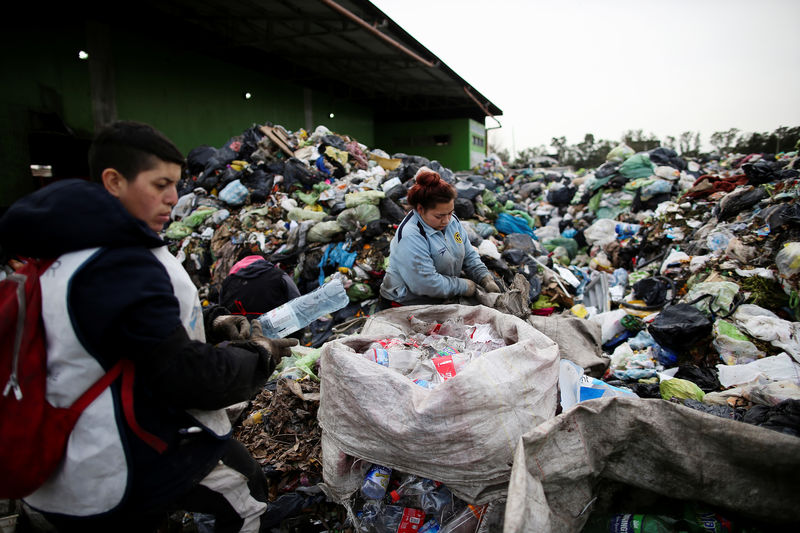 Recicladores urbanos encuentran un medio de vida en las montañas de basura de Buenos Aires