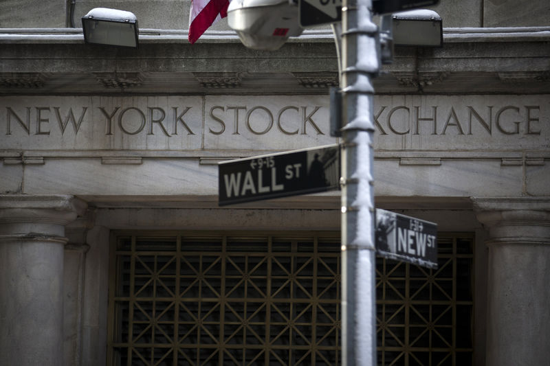 © Reuters. Il cartello stradale di Wall Street davanti al New York Stock Exchange