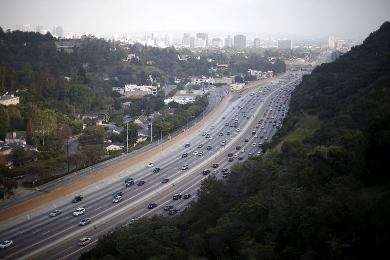 © Reuters. The 405 freeway is seen from the Getty Center art museum and tourist landmark in Los Angeles