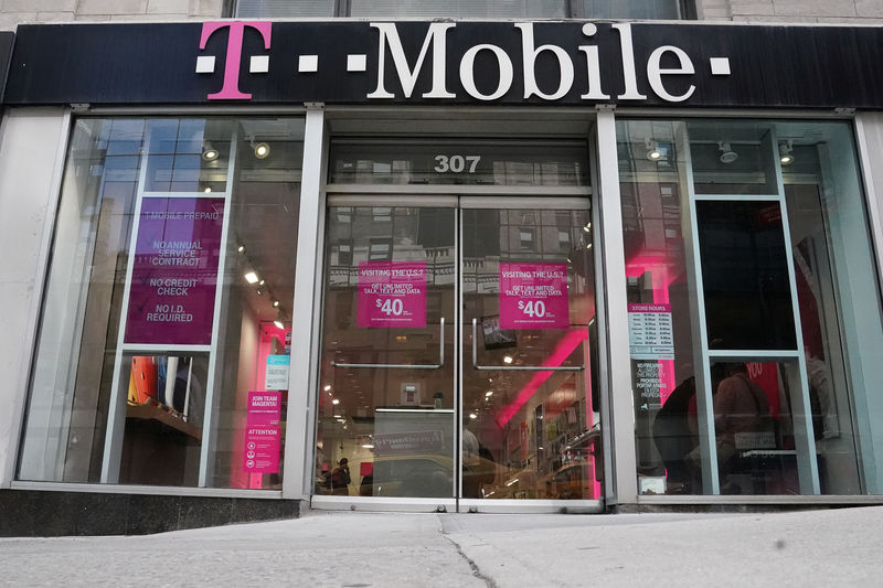 © Reuters. A T-Mobile store is pictured in the Manhattan borough of New York
