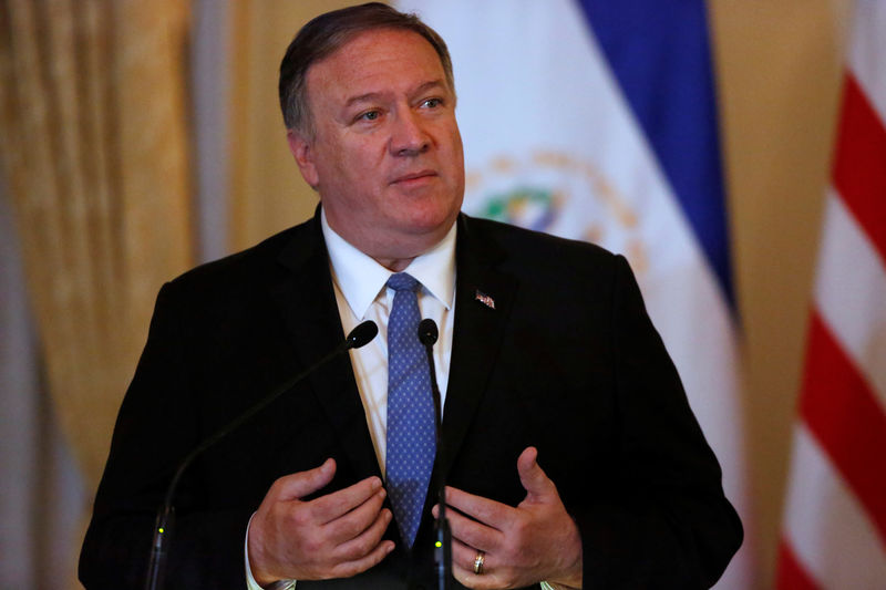 © Reuters. FILE PHOTO - U.S. Secretary of State Mike Pompeo and President of El Salvador Nayib Bukele attend a joint news conference at the Presidential House in San Salvador