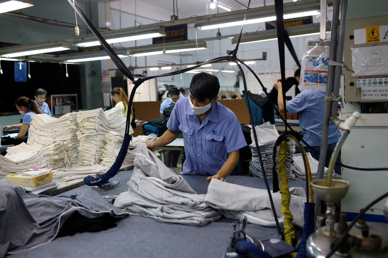© Reuters. A man works at a garment assembly line of Thanh Cong textile, garment, investment and trading company in Ho Chi Minh city