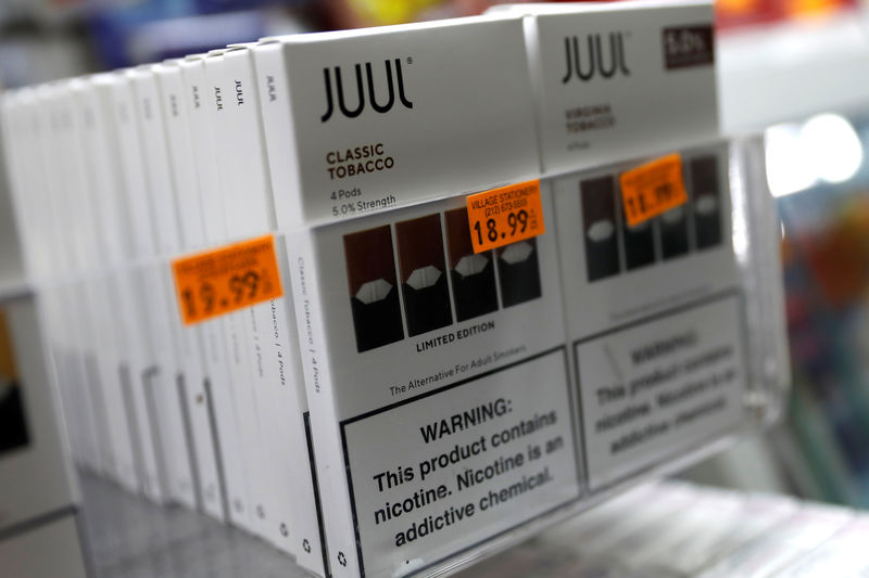 © Reuters. Juul brand vaping pens are seen for sale in a shop in Manhattan in New York City