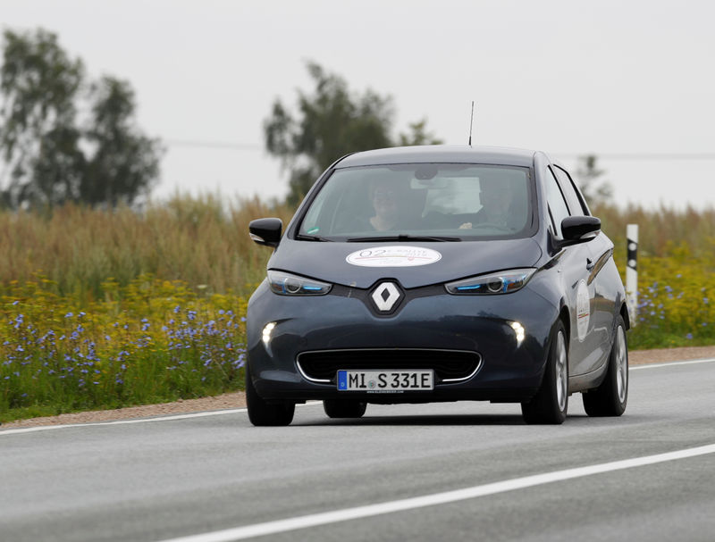 © Reuters. FILE PHOTO: Renault Zoe drives during electric car E-Rallye Baltica 2019 near Iecava