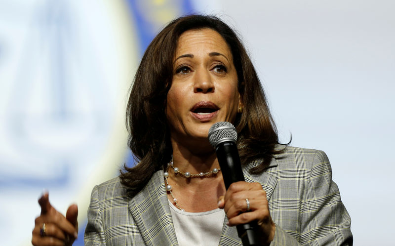 © Reuters. FILE PHOTO: Democratic U.S. Presidential candidate Senator Kamala Harris addresses the audience during the Presidential candidate forum at the annual convention of the National Association for the Advancement of Colored People (NAACP), in Detroit