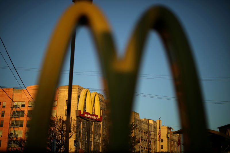 © Reuters. FILE PHOTO: The logo of a McDonald's Corp restaurant is seen in Los Angeles