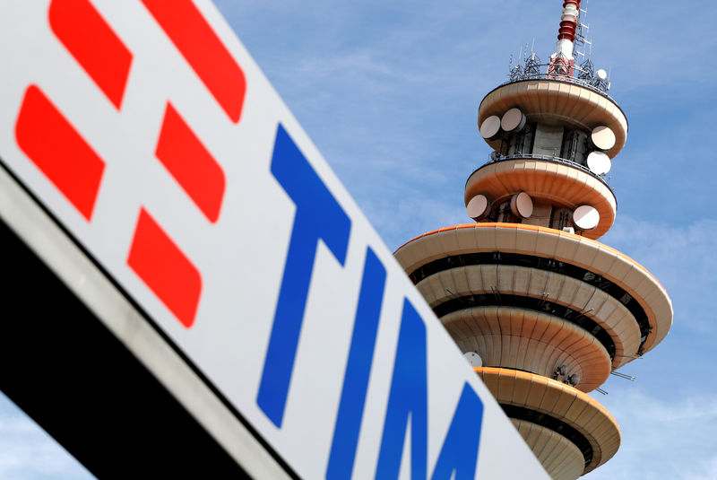 © Reuters. Torre di telefonia mobile Telecom Italia nella sede di Rozzano, Milano. REUTERS / Stefano Rellandini