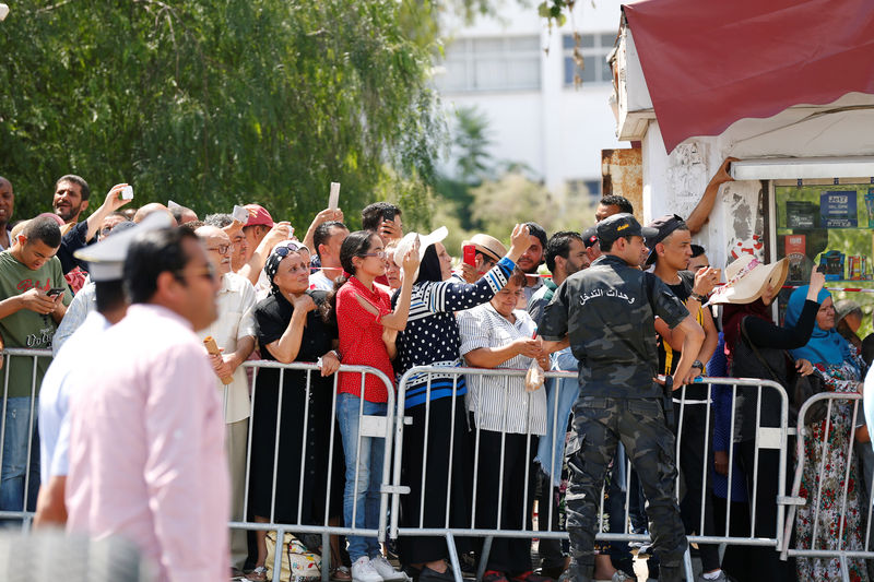 التونسيون يبكون رئيسهم السبسي ويفخرون بانتقال سلس للسلطة