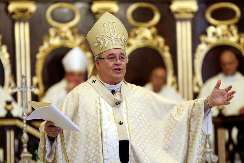 © Reuters. FILE PHOTO: Archbishop of Havana Cardinal Jaime Ortega, who helped restore relations between Cuba and the United States, leads a mass at Havana Cathedral in Cuba