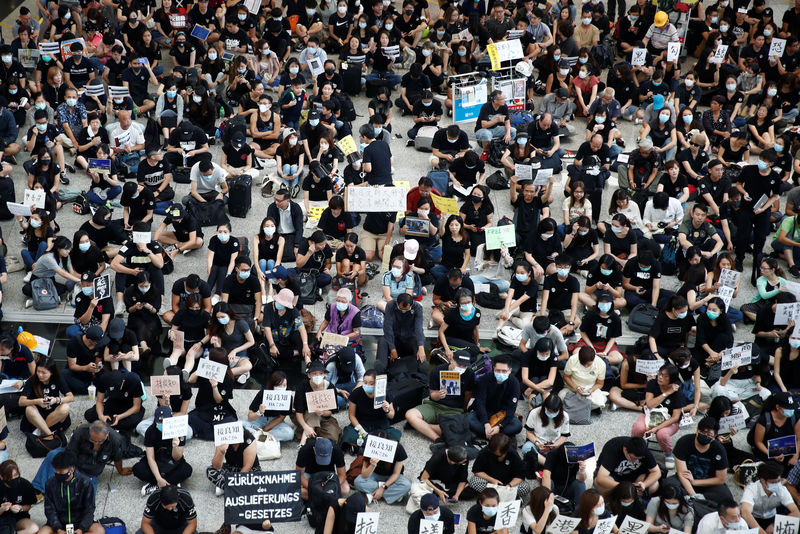 Manifestantes ocupam aeroporto para pedir &quot;Hong Kong livre&quot;