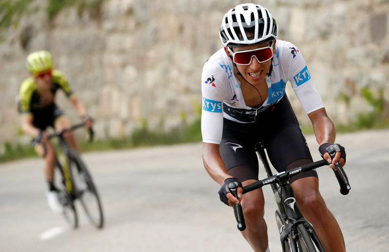 El colombiano Bernal se coloca líder del Tour de Francia tras la suspensión de la etapa por granizada