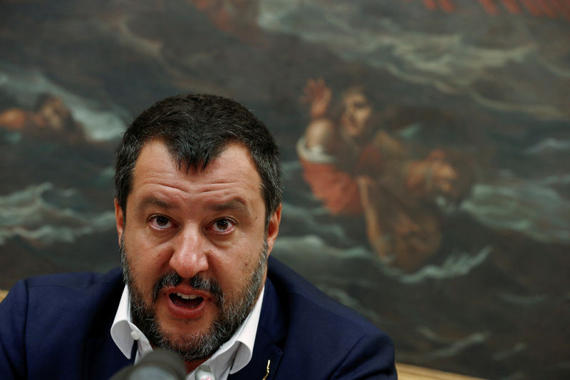 وزير داخلية إيطاليا يرفض رسو زورق لخفر السواحل يقل مهاجرين