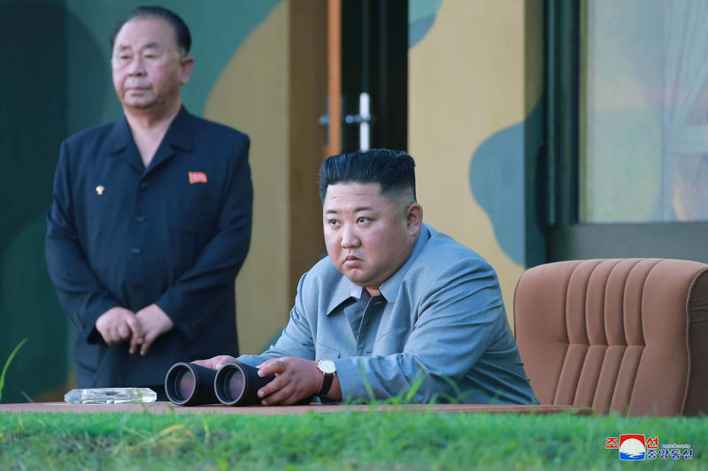 © Reuters. North Korean leader Kim Jong Un watches the test-fire of two short-range ballistic missiles