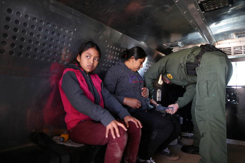 © Reuters. Guatemalan migrants Ismelda Cipriano, 31, and her daughter Petronila Cipriano, 12, sit in a truck after surrendering to U.S. Border Patrol Agents in El Paso