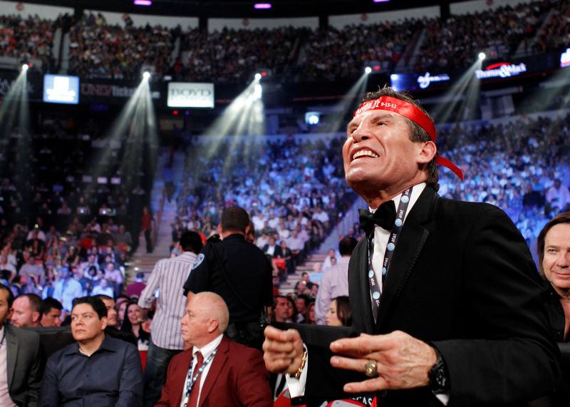 Boxing legend Chavez says he was mugged at gunpoint in Mexico City