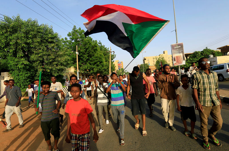 © Reuters. السودان: مقتل 87 شخصا خلال فض اعتصام المحتجين في يونيو