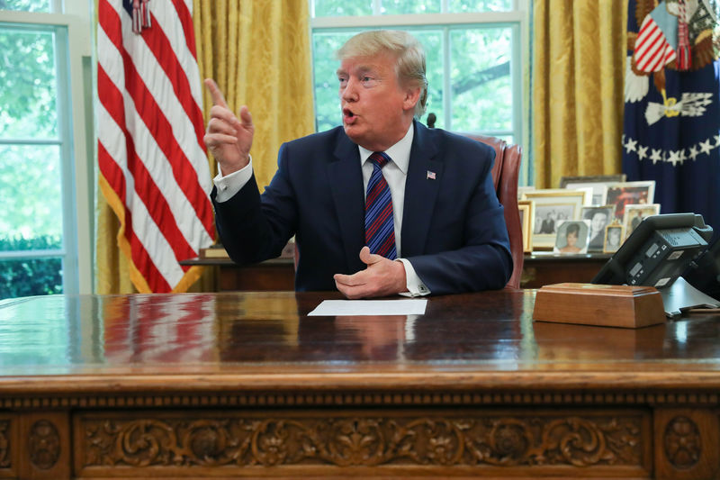 © Reuters. U.S. President Trump speaks to the news media in the Oval Office at the White House in Washington