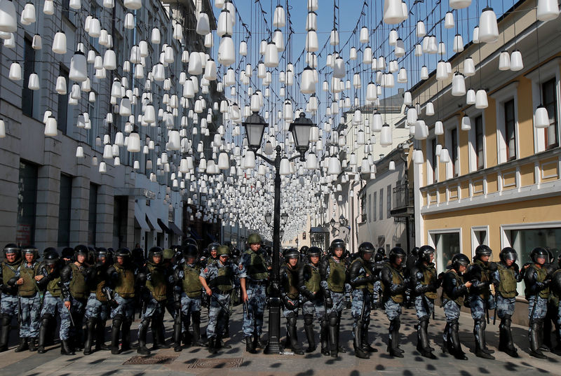 © Reuters. Policías bloquean una calle durante un mitin que pide que los candidatos de la oposición puedan participar en las elecciones a la Duma de Moscú, el parlamento regional de la capital.