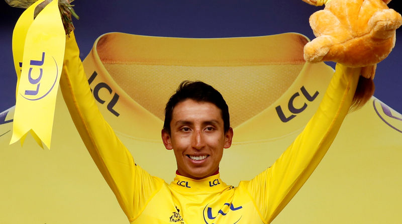 © Reuters. El ciclista del equipo INEOS Egan Bernal de Colombia celebra en el podio, vistiendo la camiseta amarilla de líder general, tras la etapa 20 del Tour de Francia entre Albertville y Val Thorens.