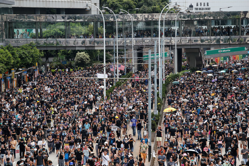 Los manifestantes protestan en Hong Kong preocupados por que el ciclo de violencia se agrave