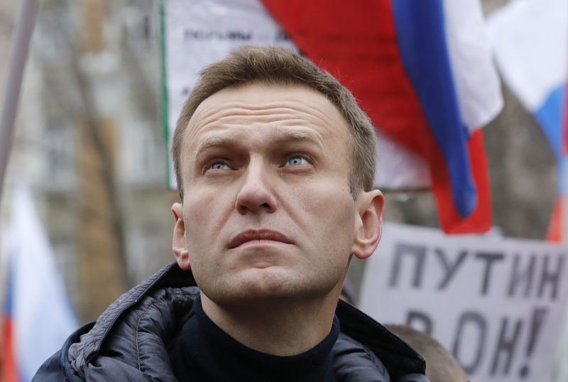 © Reuters. FILE PHOTO: Russian opposition leader Alexei Navalny attends a rally in memory of politician Boris Nemtsov in Moscow