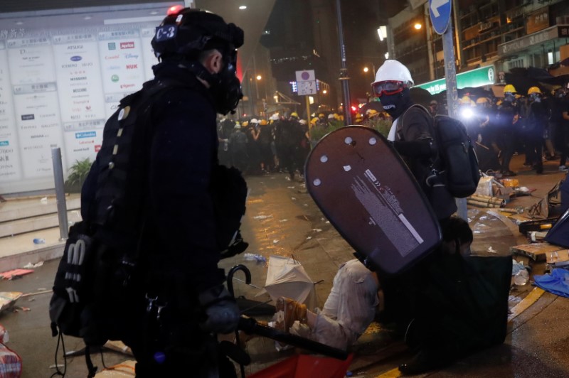 La violencia se intensifica en Hong Kong con enfrentamientos de manifestantes