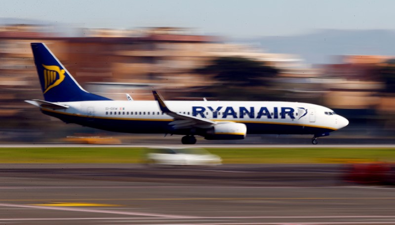 © Reuters. Foto de archivo: Un avión de Ryanair aterriza en el aeropuerto de Ciampino, en Roma. REUTERS/Tony Gentile