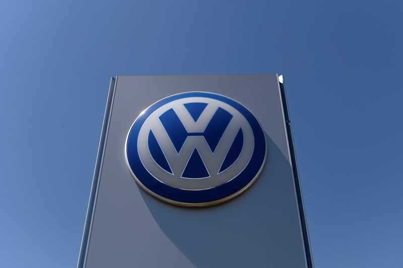 © Reuters. The logo of Volkswagen is seen in front of its construction's plant, in Bratislava