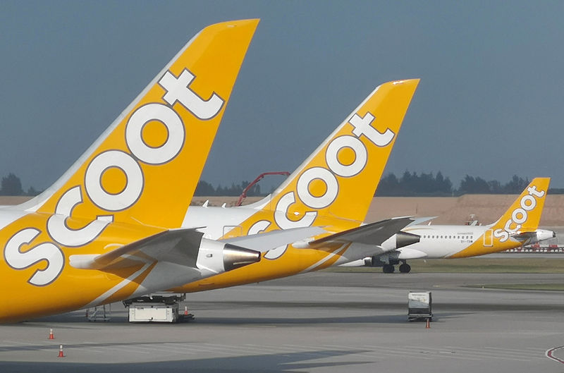 © Reuters. Scoot air planes are seen on the tarmac at Singapore's Changi Airport