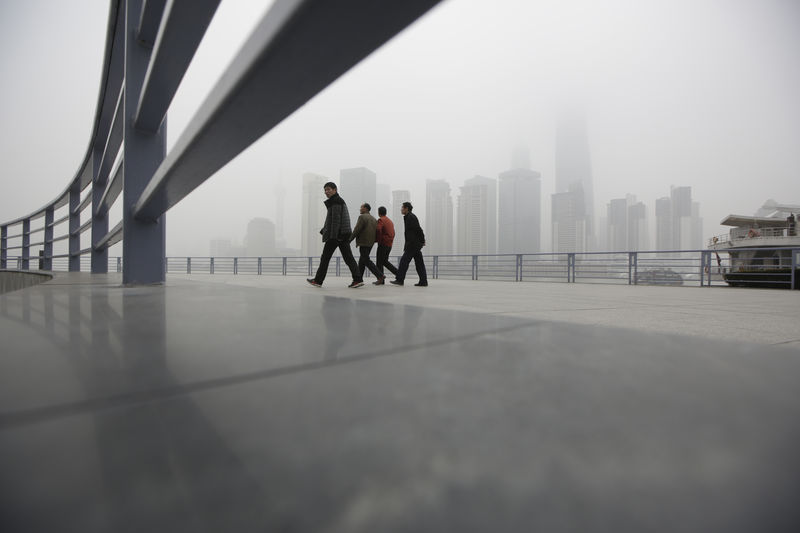 © Reuters. Il quartiere finanziario Pudong di Shanghai, in Cina