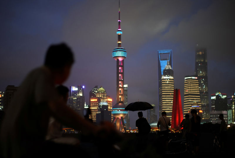 © Reuters. Vista do distrito financeiro de Pudong, em Xangai
