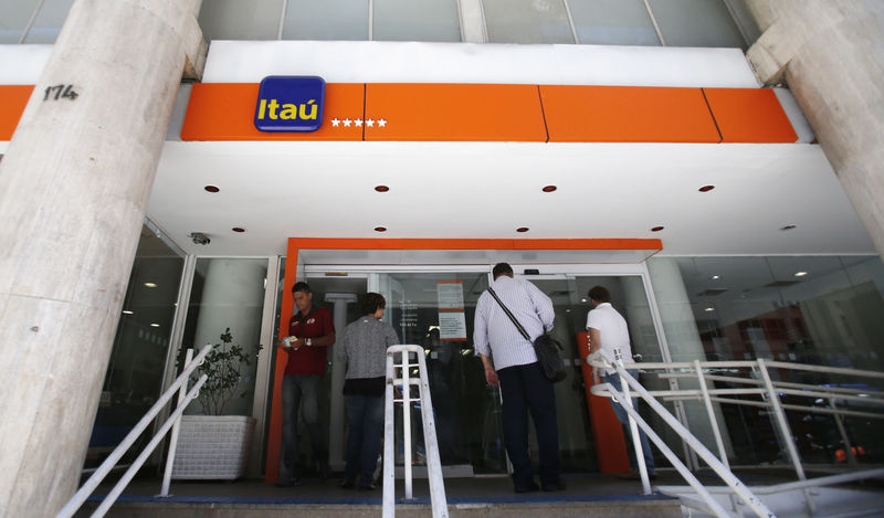 © Reuters. People wait to enter an Itau branch office in Rio de Janeiro