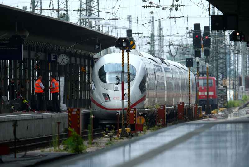 © Reuters. رجل يدفع طفلا أمام قطار في ألمانيا فيقتله