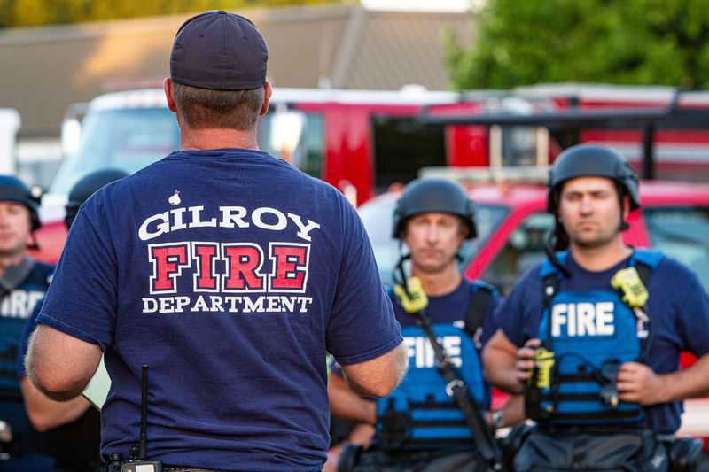 © Reuters. Emergency personnel work at the scene of a mass shooting during the Gilroy Garlic Festival