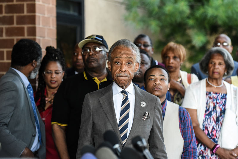 © Reuters. Reverend Al Sharpton from the National Action Network speaks with reporters about U.S. President Donald Trump's tweets about Baltimore in Baltimore, Maryland