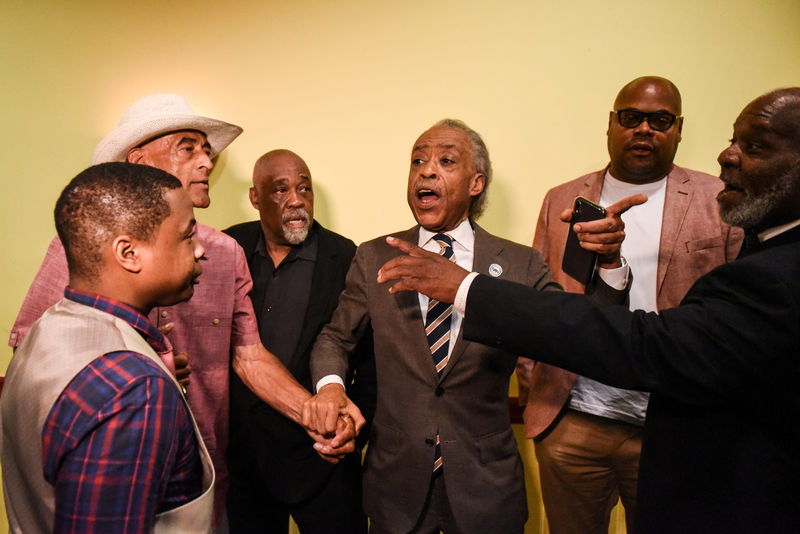 © Reuters. Reverend Al Sharpton from the National Action Network speaks with hecklers after a news conference addressing U.S. President Donald Trump's tweets about Baltimore in Baltimore, Maryland