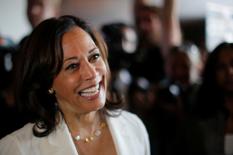 © Reuters. Democratic 2020 U.S. presidential candidate Harris visits the Narrow Way Cafe and Shop in Detroit