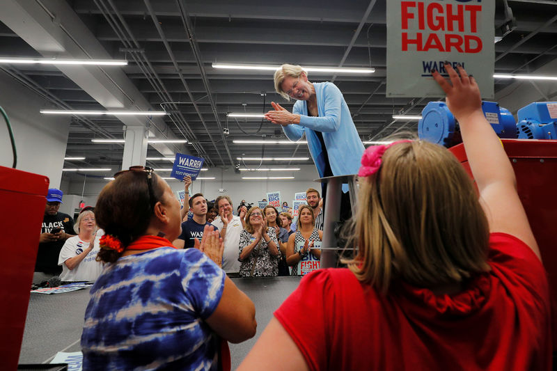 © Reuters. Democratic 2020 U.S. presidential candidate Warren acknowledges audience members in Toledo