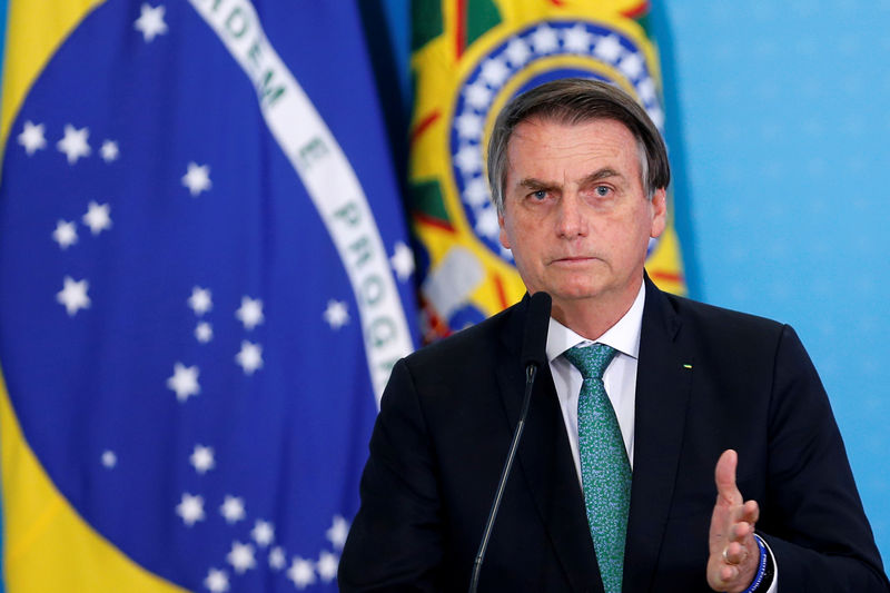 © Reuters. IMAGEN DE ARCHIVO. El presidente de Brasil, Jair Bolsonaro, habla durante una ceremonia  en el Palacio de Planalto en Brasilia.