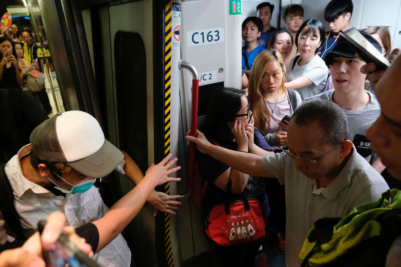 Manifestantes en Hong Kong interrumpen los servicios ferroviarios, causando caos en el transporte