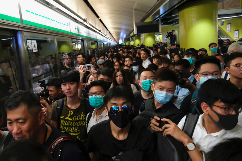 Manifestantes de Hong Kong interrompem trens e provocam caos no transporte