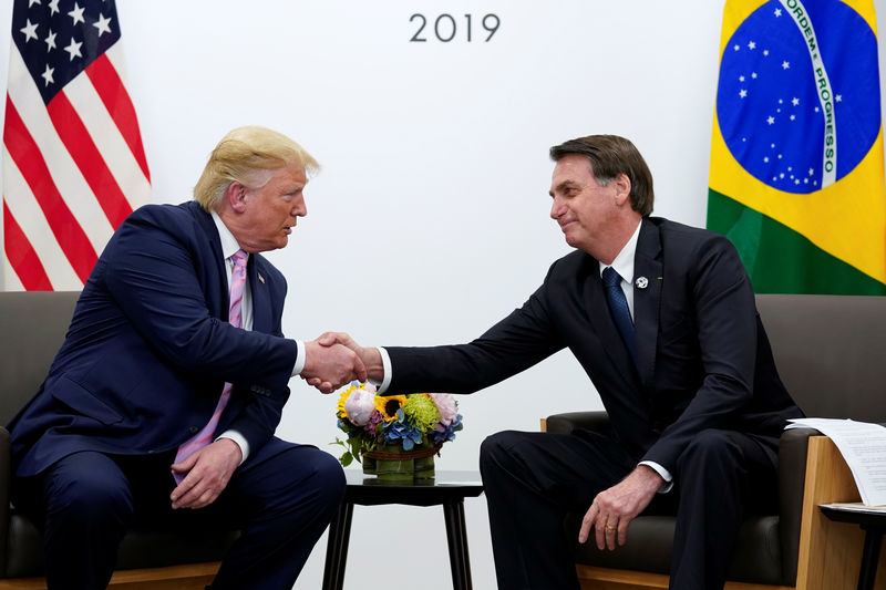 © Reuters. Os presidentes dos Estados Unidos, Donald Trump (à esquerda) e do Brasil, Jair Bolsonaro, durante reunião em Osaka, no Japão