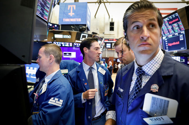 Wall Street recua sob pressão de tensões comerciais; Fed segue no radar