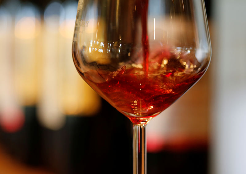 © Reuters. French red wine is poured into a glass at the Chateau du Pavillon in Sainte-Croix-Du-Mont