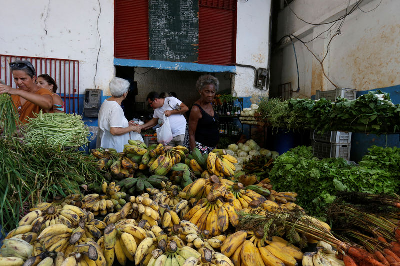 © Reuters. People shop at a fresh products market in Havana