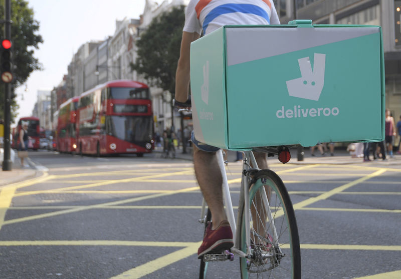 © Reuters. FILE PHOTO: A cyclist delivers food for Deliveroo in London