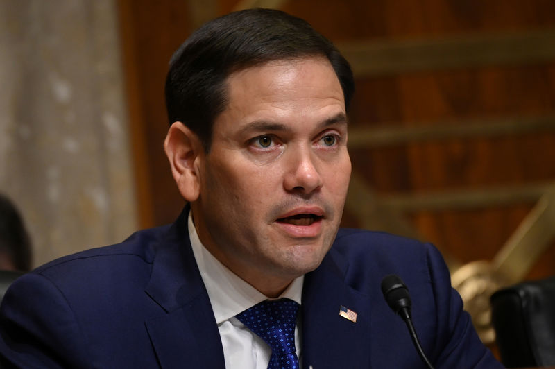 © Reuters. Senator Marco Rubio (R-FL) questions U.S. Secretary of State Mike Pompeo during a Senate foreign Relations Committee hearing on the State Department budget request in Washington