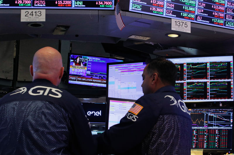 © Reuters. A screen displays the U.S. Federal Reserve interest rates announcement as traders work on the floor of the New York Stock Exchange (NYSE) in New York