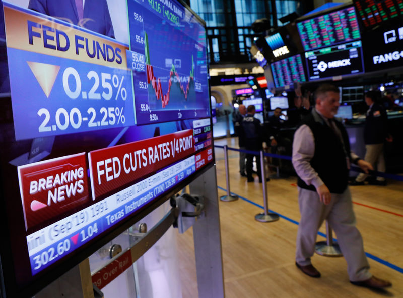 © Reuters. Tela mostra anúncio do Federal Reserve sobre os juros na bolsa de Nova York.