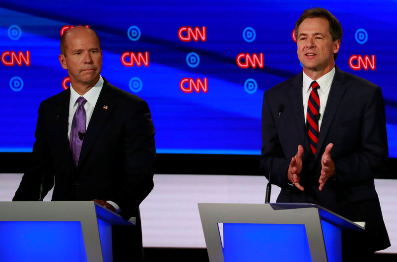 © Reuters. FILE PHOTO: Democratic 2020 U.S. presidential candidate former U.S. Rep. John Delaney and Montana Governor Steve Bullock (L-R) on the first night of the second 2020 Democratic U.S. presidential debate in Detroit